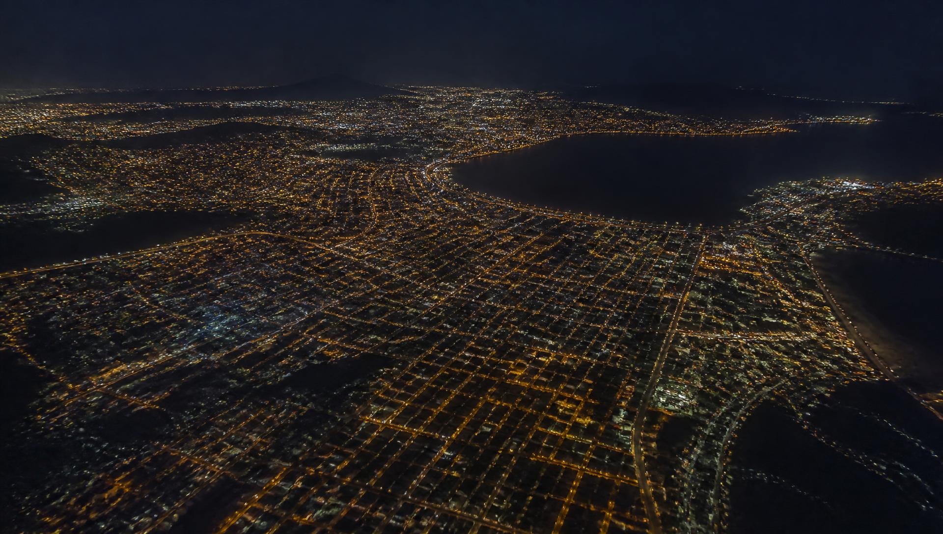 Vista aérea noturna de uma cidade brasileira com milhares de pontos de luz
